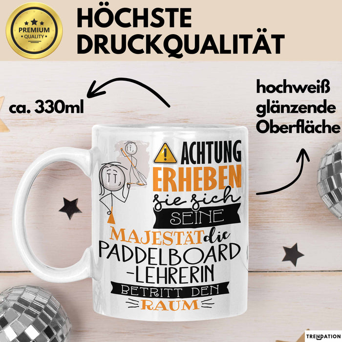 Paddelboard-Lehrerin Tasse Geschenk Lustiger Spruch Bitte Erheben Sie Sich Seine Majestät Die Paddelboard-Lehrerin Betritt Den Raum Weiß Trendation
