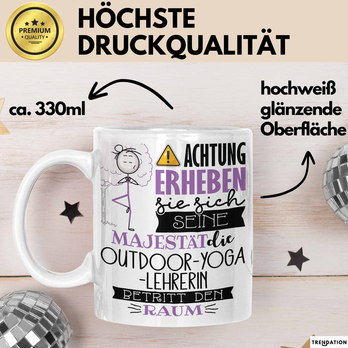 Outdoor-Yoga-Lehrerin Tasse Geschenk Lustiger Spruch Bitte Erheben Sie Sich Seine Majestät Die Outdoor-Yoga-Lehrerin Betritt Den Raum Weiß Trendation