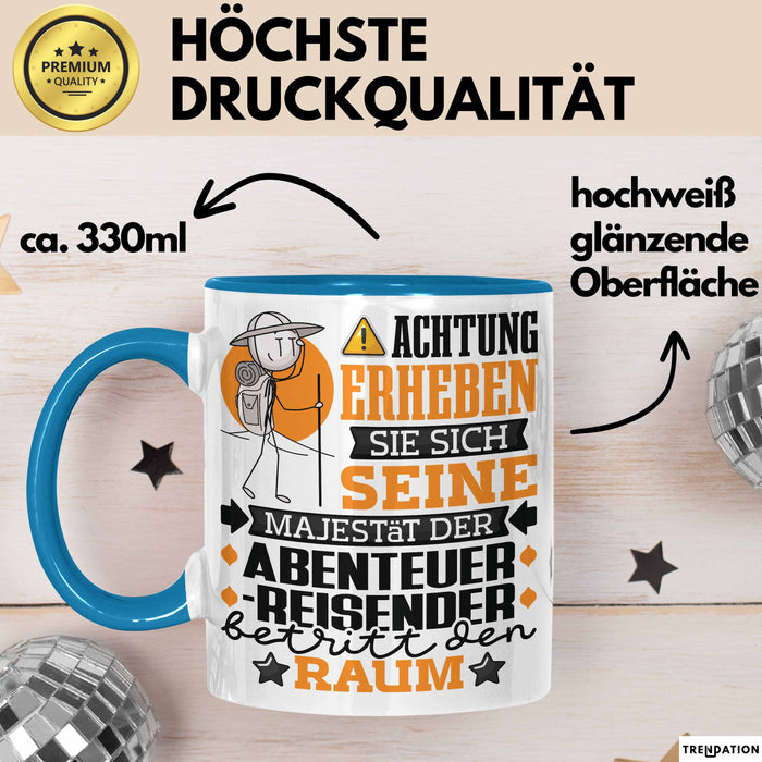 Abenteurreisender Geschenk Tasse Lustiger Spruch Erheben Sie Sich Der Abenteurreisender Betritt den Raum Blau Trendation