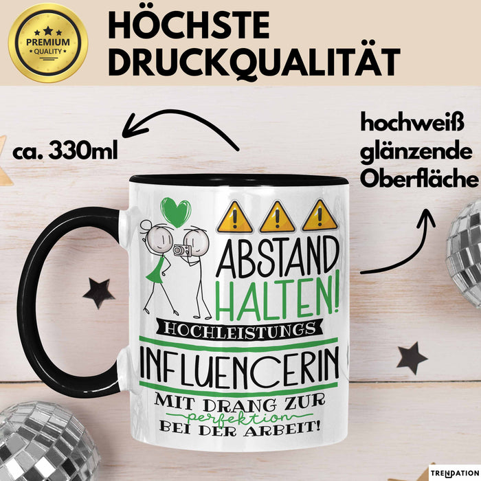 Influencerin Tasse Geschenk Lustig Abstand Halten Hochleistungs-Influencerin Mit Drang Zur Perfektion Bei Der Arbeit Trendation