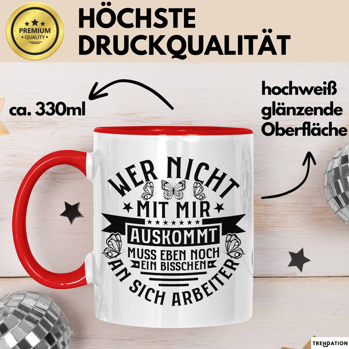 Lustiger Spruch Tasse Wer Nicht Mit Mir Auskommt Muss Eben Noch EIn Bisschen An Sich Arbeiten Kaffee-Becher Humor Rot Trendation
