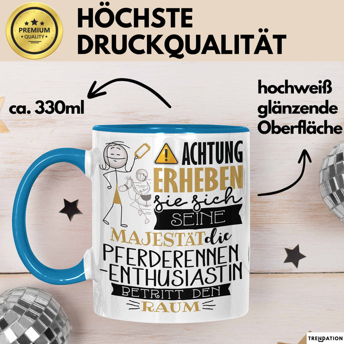 Pferderennen-Enthusiastin Tasse Geschenk Lustiger Spruch Bitte Erheben Sie Sich Seine Majestät Die Pferderennen-Enthusiastin Betritt Den Raum Blau Trendation