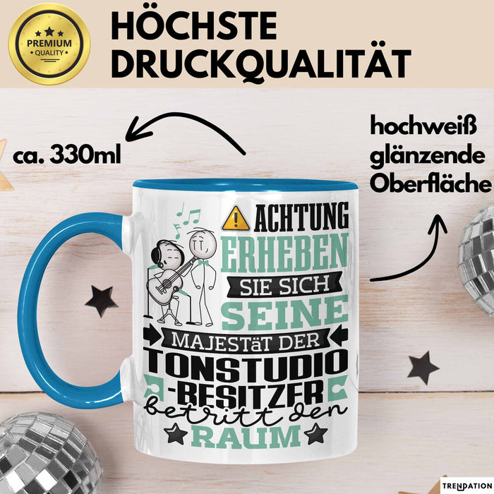 Tonstudio-Besitzer Geschenk Tasse Lustiger Spruch Erheben Sie Sich Der Tonstudio-Besitzer Betritt den Raum Blau Trendation