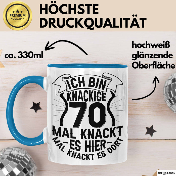 70er Geburtstag Geschenk Männer Frauen Ich Bin Knackige 70 Tasse Geschenkidee Lustiger Spruch Opa 70. Geburtstag Kaffee-Becher Blau Trendation