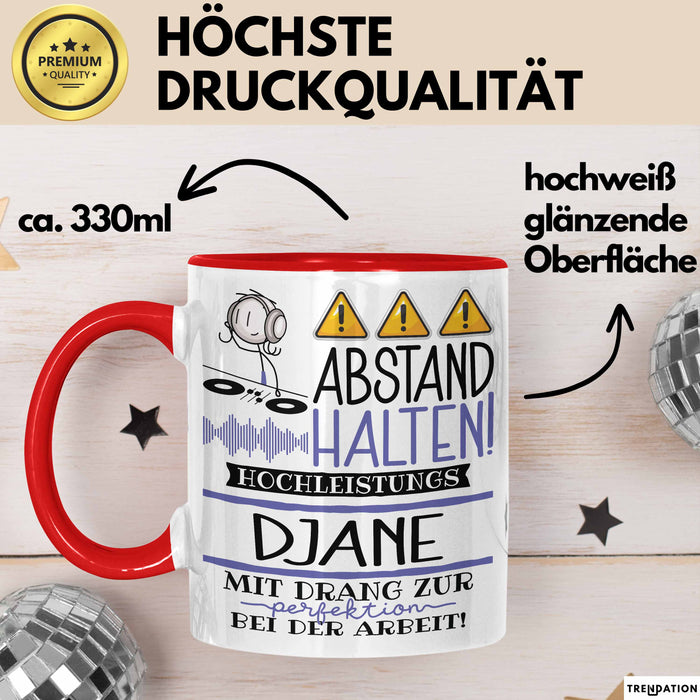 DJane Tasse Geschenk Lustig Abstand Halten Hochleistungs-DJane Mit Drang Zur Perfektion Bei Der Arbeit Rot Trendation
