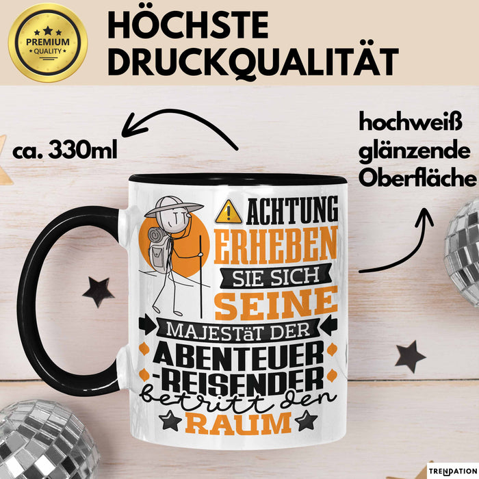 Abenteurreisender Geschenk Tasse Lustiger Spruch Erheben Sie Sich Der Abenteurreisender Betritt den Raum Schwarz Trendation