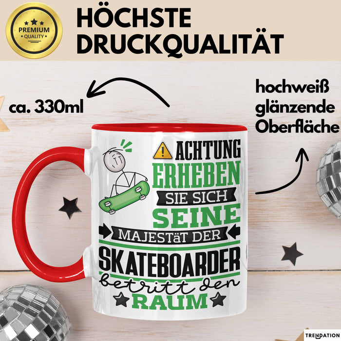 Skateboarder Geschenk Tasse Lustiger Spruch Erheben Sie Sich Der Skateboarder Betritt den Raum Rot Trendation