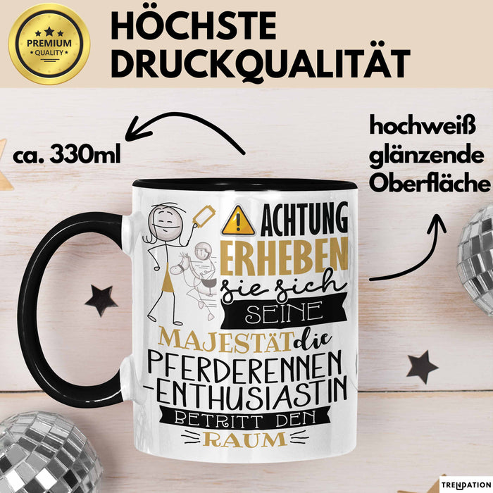 Pferderennen-Enthusiastin Tasse Geschenk Lustiger Spruch Bitte Erheben Sie Sich Seine Majestät Die Pferderennen-Enthusiastin Betritt Den Raum Schwarz Trendation