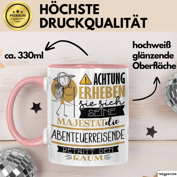 Abenteuerreisende Tasse Geschenk Lustiger Spruch Bitte Erheben Sie Sich Seine Majestät Die Abenteuerreisende Betritt Den Raum Rosa Trendation