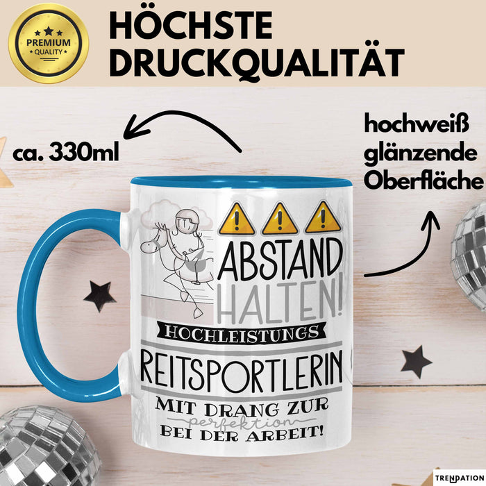 Reitsportlerin Tasse Geschenk Lustig Abstand Halten Hochleistungs-Reitsportlerin Mit Drang Zur Perfektion Bei Der Arbeit Blau Trendation