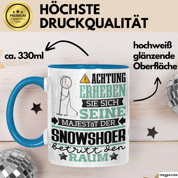 Snowshoer Geschenk Tasse Lustiger Spruch Erheben Sie Sich Der Snowshoer Betritt den Raum Blau Trendation