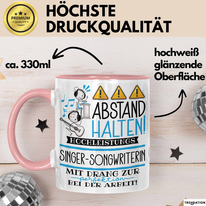 Singer-Songwriterin Tasse Geschenk Lustig Abstand Halten Hochleistungs-Singer-Songwriterin Mit Drang Zur Perfektion Bei Der Arbeit Rosa Trendation