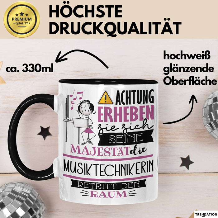 Musiktechnikerin Tasse Geschenk Lustiger Spruch Bitte Erheben Sie Sich Seine Majestät Die Musiktechnikerin Betritt Den Raum Schwarz Trendation