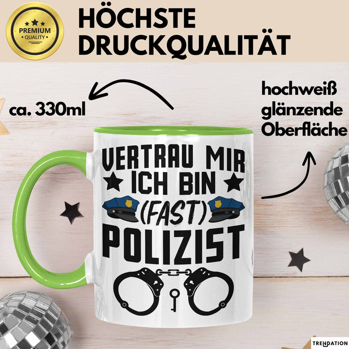 Polizist Tasse Geschenk Ausbildung Vertrau Mir Ich Bin Fast Polizist Polizei Grün Trendation