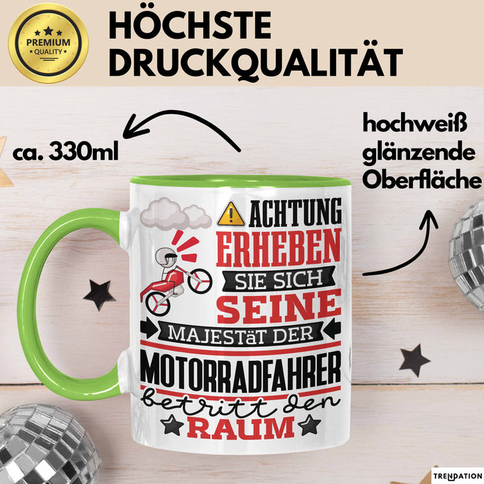 Motorradfahrer Geschenk Tasse Lustiger Spruch Erheben Sie Sich Der Motorradfahrer Betritt den Raum Grün Trendation