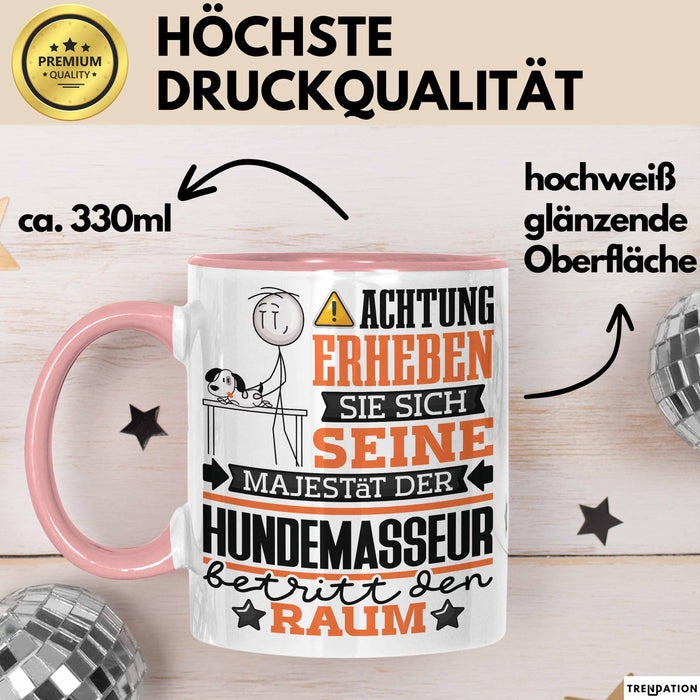 Hundemasseur Geschenk Tasse Lustiger Spruch Erheben Sie Sich Der Hundemasseur Betritt den Raum Rosa Trendation