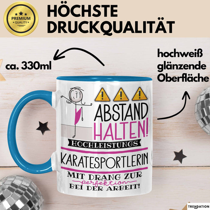 Karatesportlerin Tasse Geschenk Lustig Abstand Halten Hochleistungs-Karatesportlerin Mit Drang Zur Perfektion Bei Der Arbeit Blau Trendation
