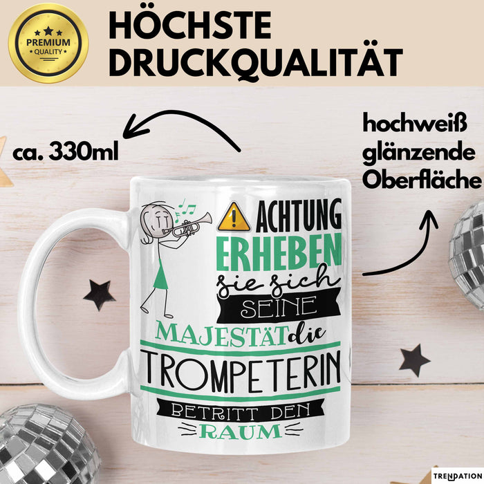 Trompeterin Tasse Geschenk Lustiger Spruch Bitte Erheben Sie Sich Seine Majestät Die Trompeterin Betritt Den Raum Weiß Trendation