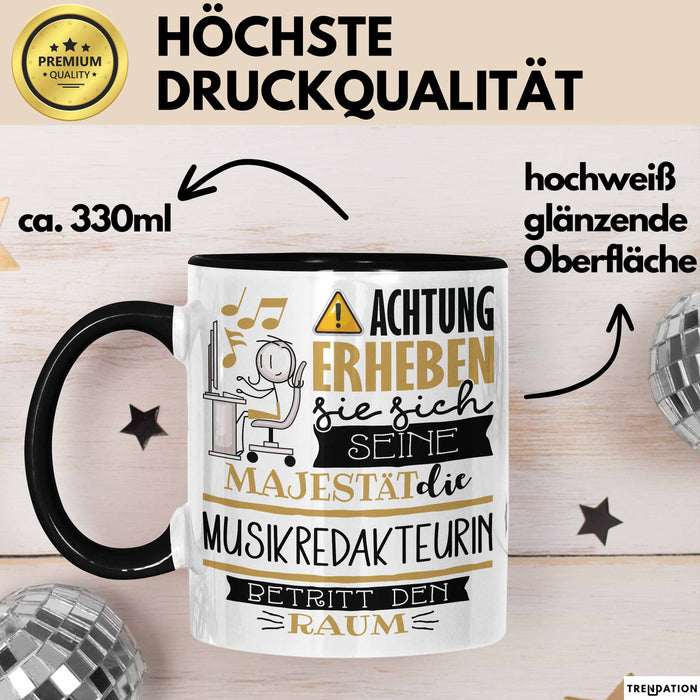 Musikredakteurin Tasse Geschenk Lustiger Spruch Bitte Erheben Sie Sich Seine Majestät Die Musikredakteurin Betritt Den Raum Schwarz Trendation