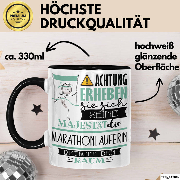 Marathonläuferin Tasse Geschenk Lustiger Spruch Bitte Erheben Sie Sich Seine Majestät Die Marathonläuferin Betritt Den Raum Schwarz Trendation