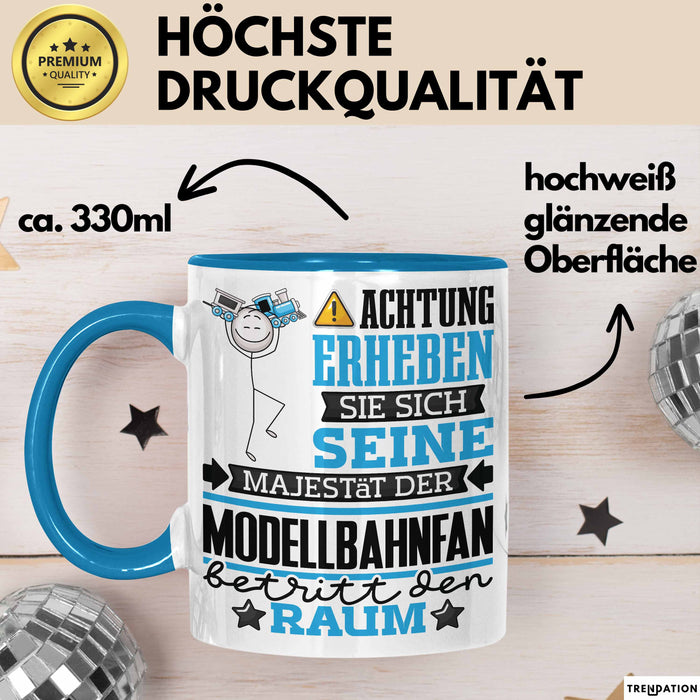 Modellbahnfan Geschenk Tasse Lustiger Spruch Erheben Sie Sich Der Modellbahnfan Betritt den Raum Blau Trendation