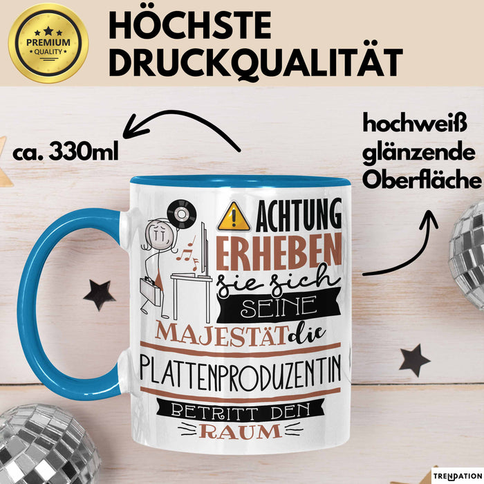 Plattenproduzentin Tasse Geschenk Lustiger Spruch Bitte Erheben Sie Sich Seine Majestät Die Plattenproduzentin Betritt Den Raum Blau Trendation