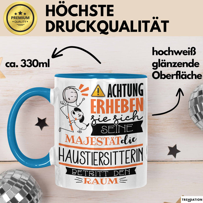 Haustiersitterin Tasse Geschenk Lustiger Spruch Bitte Erheben Sie Sich Seine Majestät Die Haustiersitterin Betritt Den Raum Blau Trendation