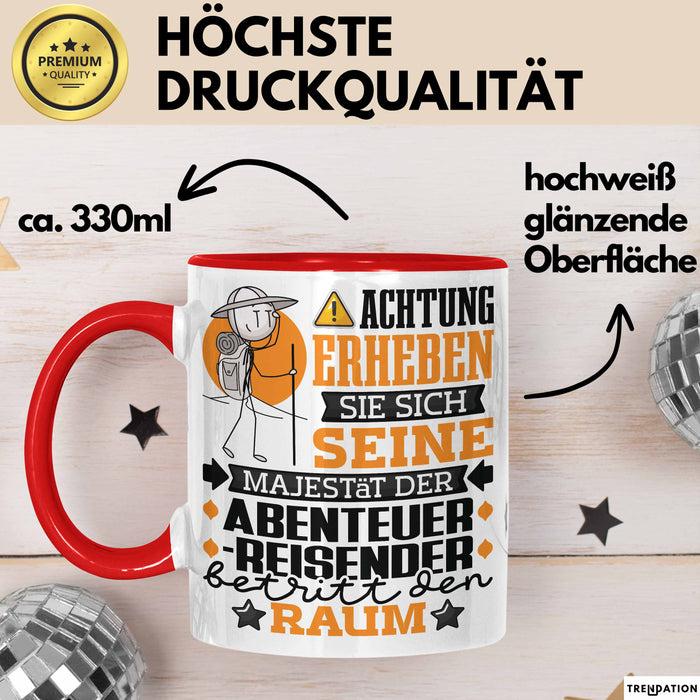Abenteurreisender Geschenk Tasse Lustiger Spruch Erheben Sie Sich Der Abenteurreisender Betritt den Raum Rot Trendation