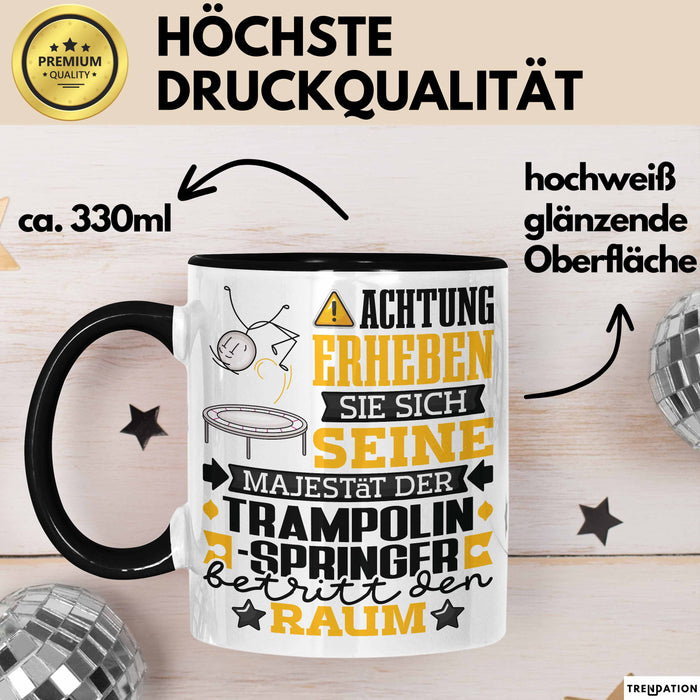 Trampolinspringer Geschenk Tasse Lustiger Spruch Erheben Sie Sich Der Trampolinspringer Betritt den Raum Schwarz Trendation