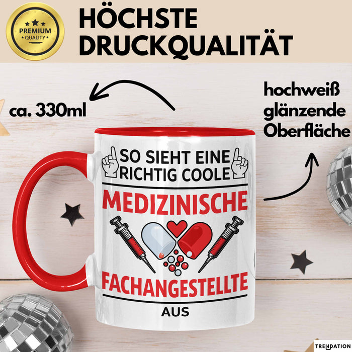 Medizinischer Assistent Arzt Tasse Geschenk Lustige Geschenkidee Spruch So Sieht Eine Richtig Coole Medizinische Fachangestellte Aus Rot Trendation