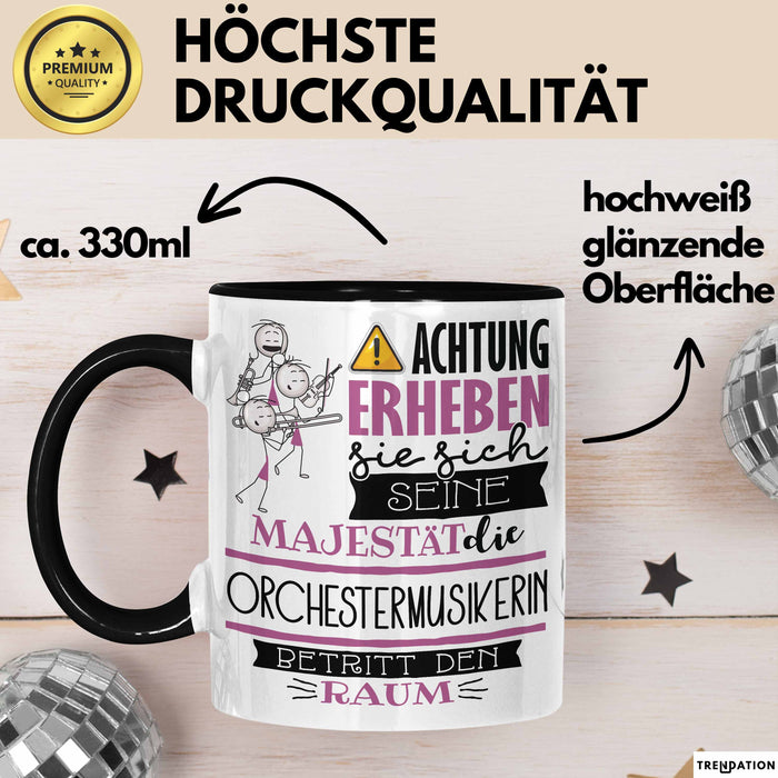 Orchestermusikerin Tasse Geschenk Lustiger Spruch Bitte Erheben Sie Sich Seine Majestät Die Orchestermusikerin Betritt Den Raum Schwarz Trendation
