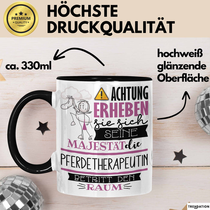 Pferdetherapeutin Tasse Geschenk Lustiger Spruch Bitte Erheben Sie Sich Seine Majestät Die Pferdetherapeutin Betritt Den Raum Schwarz Trendation