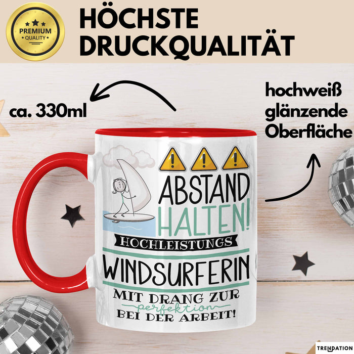 Windsurferin Tasse Geschenk Lustig Abstand Halten Hochleistungs-Windsurferin Mit Drang Zur Perfektion Bei Der Arbeit Rot Trendation