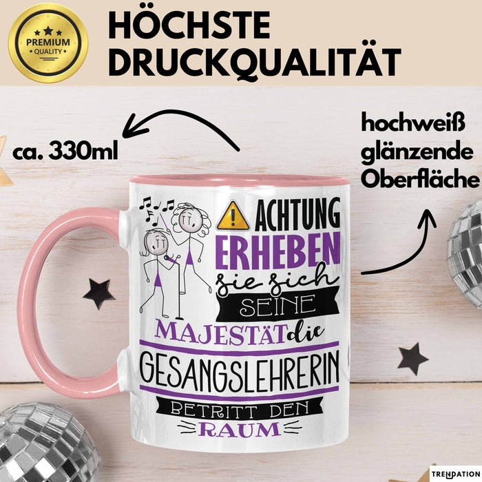 Gesangslehrerin Tasse Geschenk Lustiger Spruch Bitte Erheben Sie Sich Seine Majestät Die Gesangslehrerin Betritt Den Raum Rosa Trendation