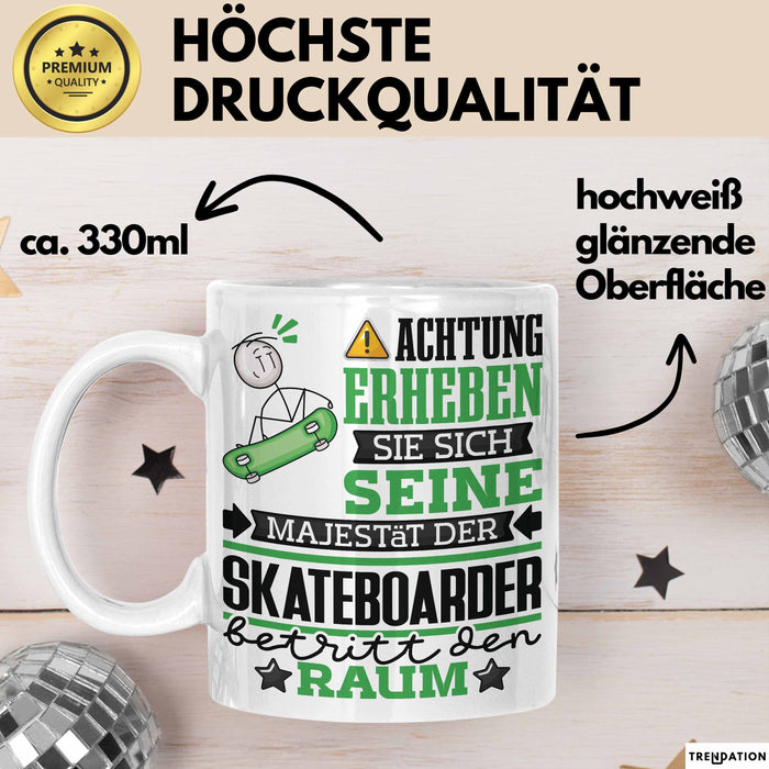 Skateboarder Geschenk Tasse Lustiger Spruch Erheben Sie Sich Der Skateboarder Betritt den Raum Weiß Trendation