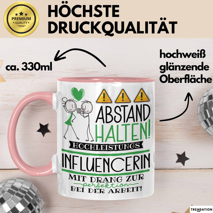 Influencerin Tasse Geschenk Lustig Abstand Halten Hochleistungs-Influencerin Mit Drang Zur Perfektion Bei Der Arbeit Rosa Trendation