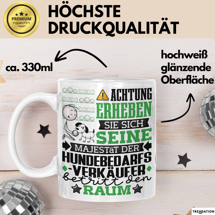 Hundebedarfsverkäufer Geschenk Tasse Lustiger Spruch Erheben Sie Sich Der Hundebedarfsverkäufer Betritt den Raum Weiß Trendation