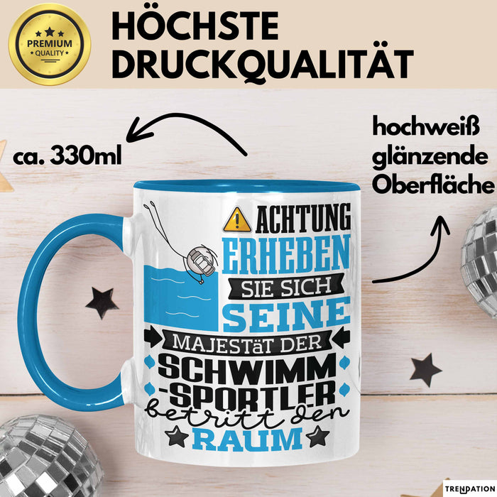 Schwimmsportler Geschenk Tasse Lustiger Spruch Erheben Sie Sich Der Schwimmsportler Betritt den Raum Blau Trendation