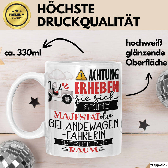 Geländewagenfahrerin Tasse Geschenk Lustiger Spruch Bitte Erheben Sie Sich Seine Majestät Die Geländewagenfahrerin Betritt Den Raum Weiß Trendation