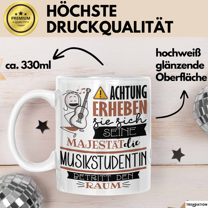Musikstudentin Tasse Geschenk Lustiger Spruch Bitte Erheben Sie Sich Seine Majestät Die Musikstudentin Betritt Den Raum Weiß Trendation