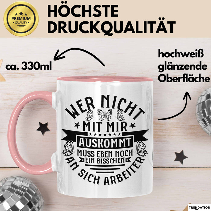 Lustiger Spruch Tasse Wer Nicht Mit Mir Auskommt Muss Eben Noch EIn Bisschen An Sich Arbeiten Kaffee-Becher Humor Rosa Trendation