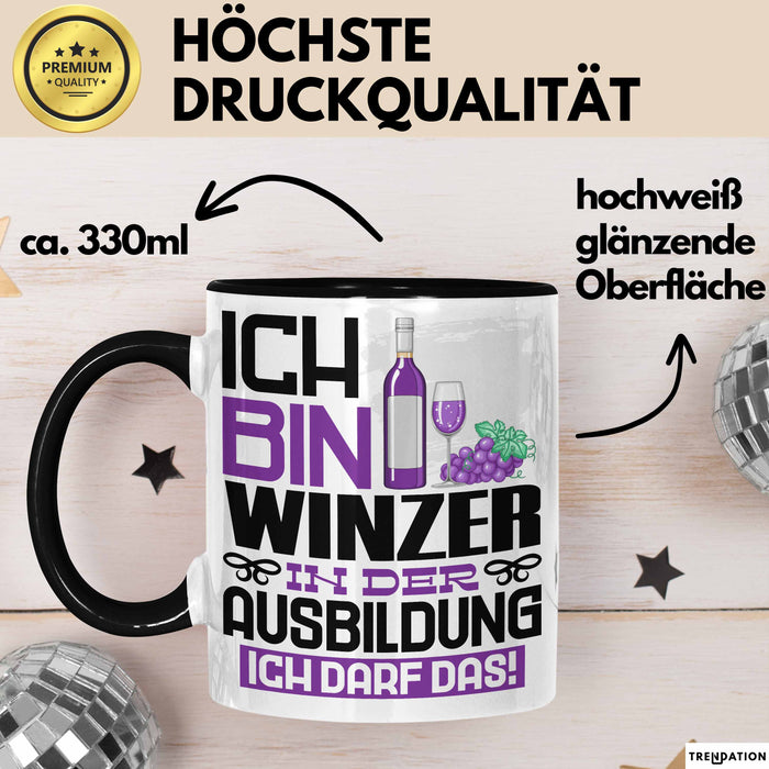 Winzer Ausbildung Tasse Geschenk Ich Bin Winzer In Der Ausbildung Ich Darf Das Geschenkidee Spruch Schwarz Trendation