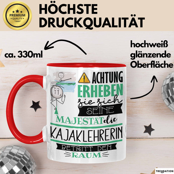Kajaklehrerin Tasse Geschenk Lustiger Spruch Bitte Erheben Sie Sich Seine Majestät Die Kajaklehrerin Betritt Den Raum Rot Trendation
