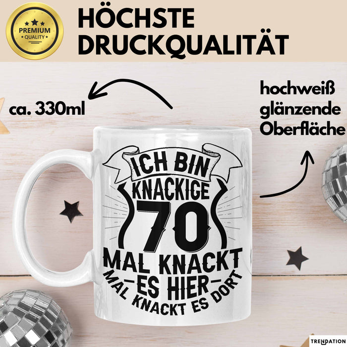 70er Geburtstag Geschenk Männer Frauen Ich Bin Knackige 70 Tasse Geschenkidee Lustiger Spruch Opa 70. Geburtstag Kaffee-Becher Weiß Trendation