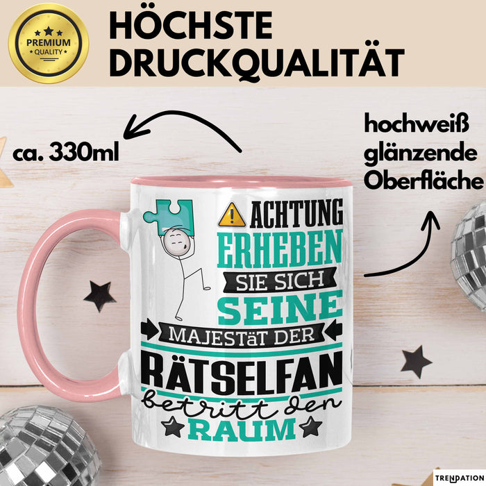 Rätselfan Geschenk Tasse Lustiger Spruch Erheben Sie Sich Der Rätselfan Betritt den Raum Rosa Trendation