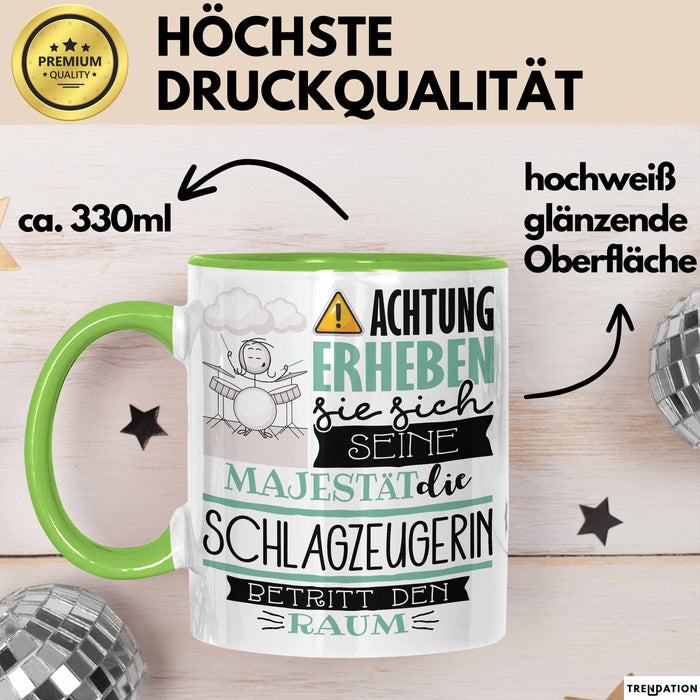 Schlagzeugerin Tasse Geschenk Lustiger Spruch Bitte Erheben Sie Sich Seine Majestät Die Schlagzeugerin Betritt Den Raum Grün Trendation