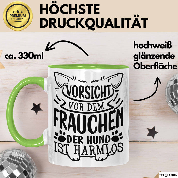 Frauchen Tasse Geschenk Hundebesitzerin Spruch Geschenkidee Kaffee-Becher Hunde Besitzerin Vorsicht Vor Dem Frauchen Der Hund Ist Harmlos Grün Trendation
