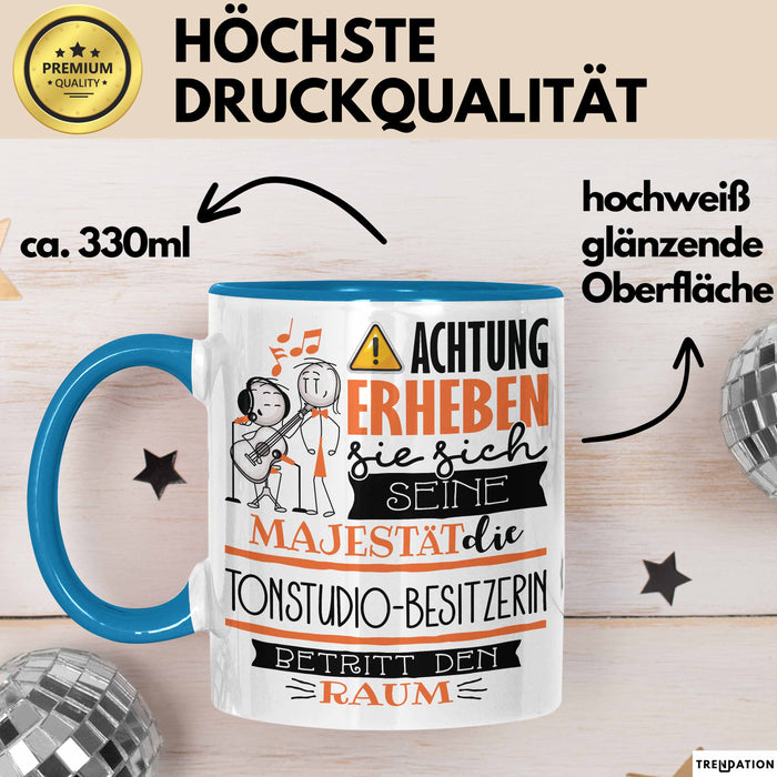 Tonstudio-Besitzerin Tasse Geschenk Lustiger Spruch Bitte Erheben Sie Sich Seine Majestät Die Tonstudio-Besitzerin Betritt Den Raum Blau Trendation