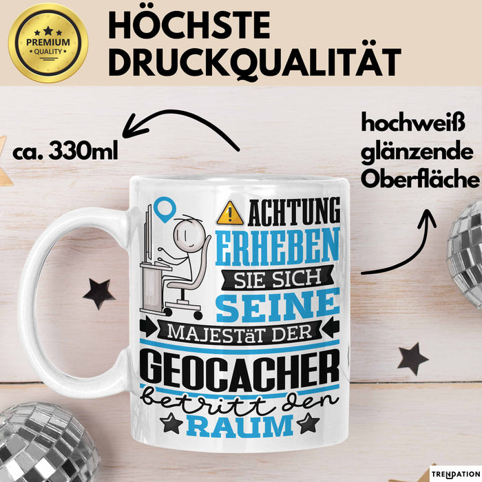 Geocacher Geschenk Tasse Lustiger Spruch Erheben Sie Sich Der Geocacher Betritt den Raum Weiß Trendation