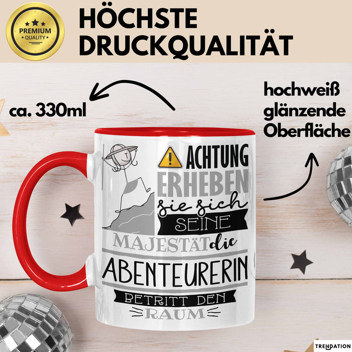 Abenteurerin Tasse Geschenk Lustiger Spruch Bitte Erheben Sie Sich Seine Majestät Die Abenteurerin Betritt Den Raum Rot Trendation